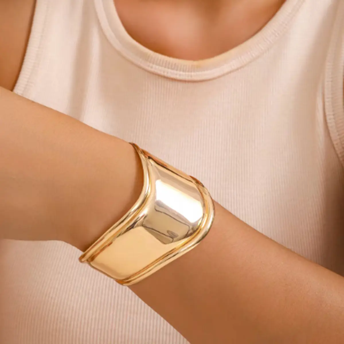 CURVED GOLD CUFF