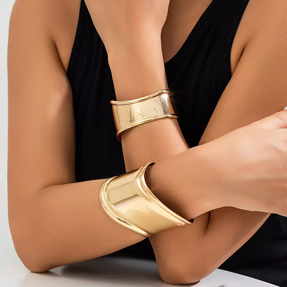 CURVED GOLD CUFF