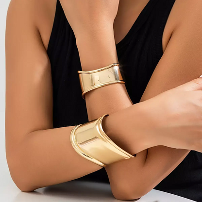 CURVED GOLD CUFF